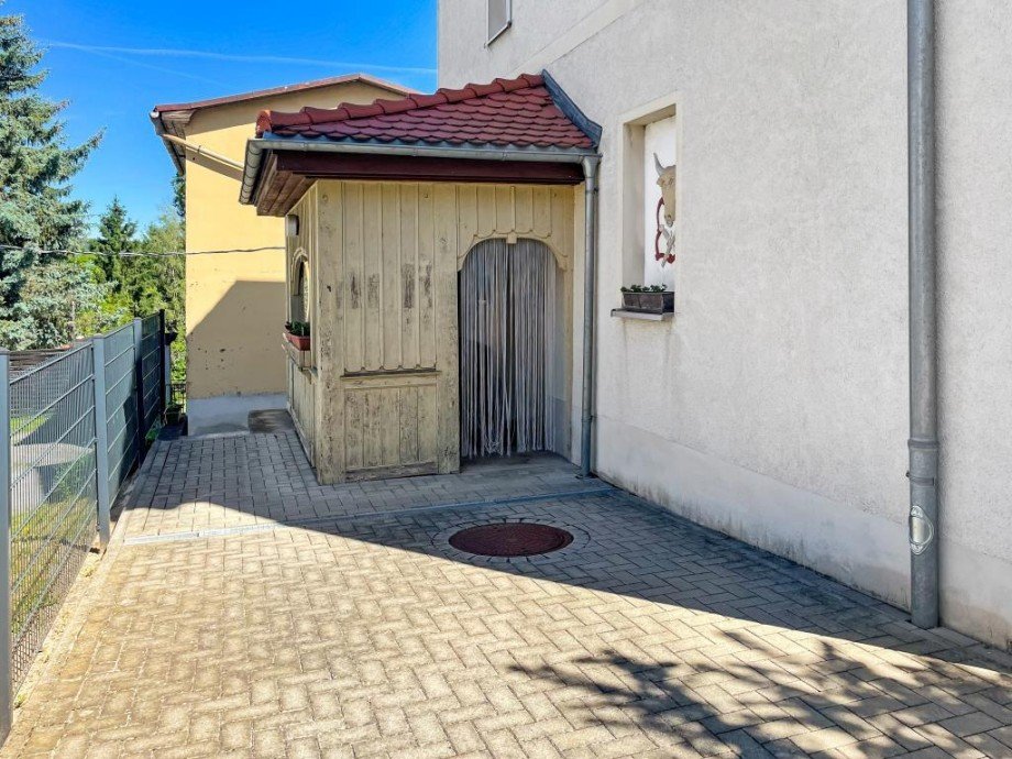 Freifl�che mit �berdachter Terrasse Mehrfamilienhaus P��neck