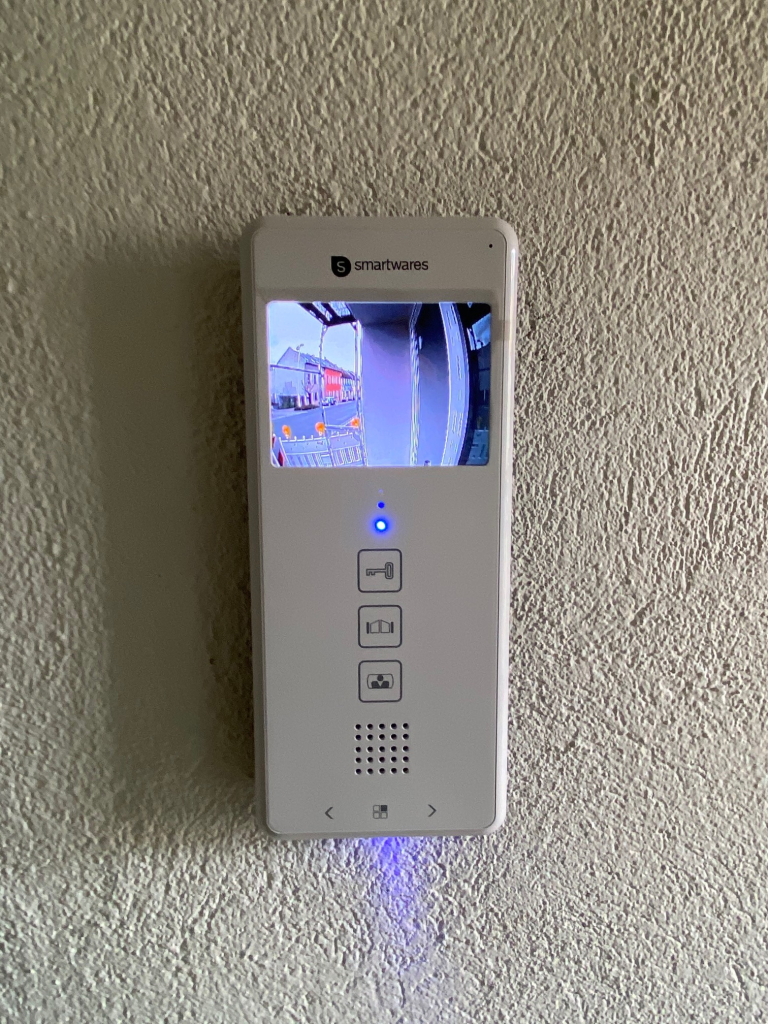 T�r�ffner mit Kamera Mehrfamilienhaus Schleiz