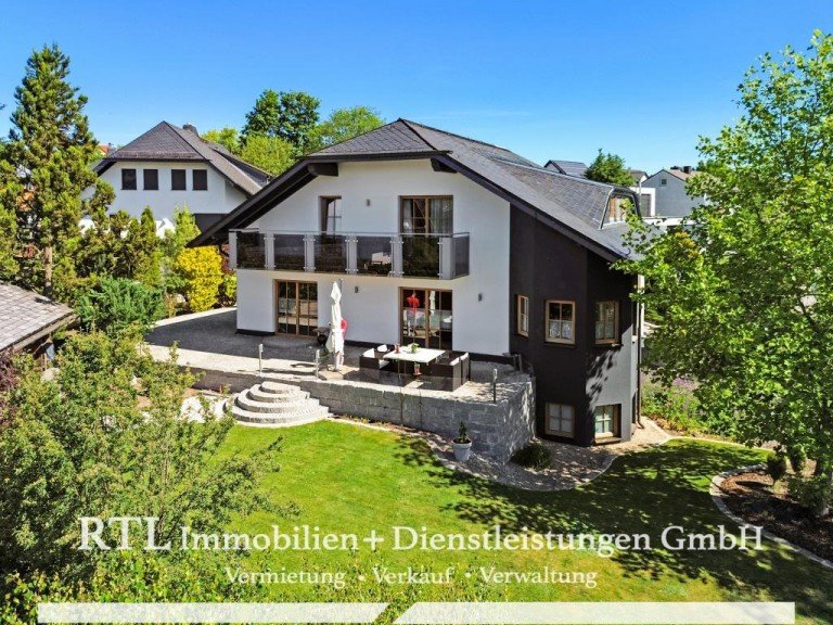 Au�enansicht Rehau Einfamilienhaus Ein Haus mit Raum zum Leben - gro�z�giges Familiendomizil mit Gartenidylle in Rehau (A1739)