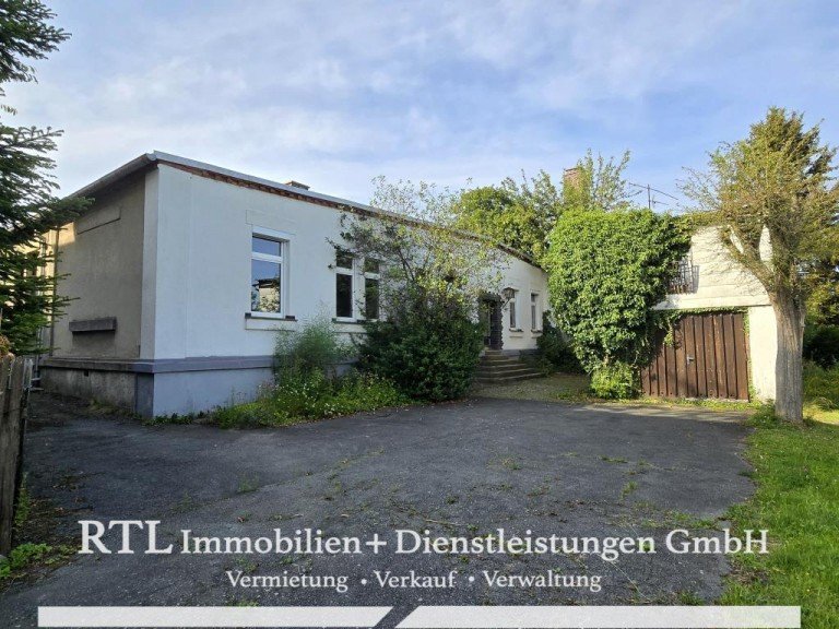 Au�enansicht mit Garage Gefell Haus Loftartige Gewerber�ume mit angrenzender Wohnung: Ideal f�r Individualisten und Macher (A1659)