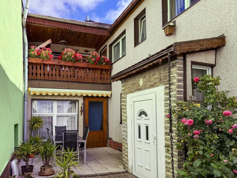 Hof mit Terrasse Einfamilienhaus Tanna