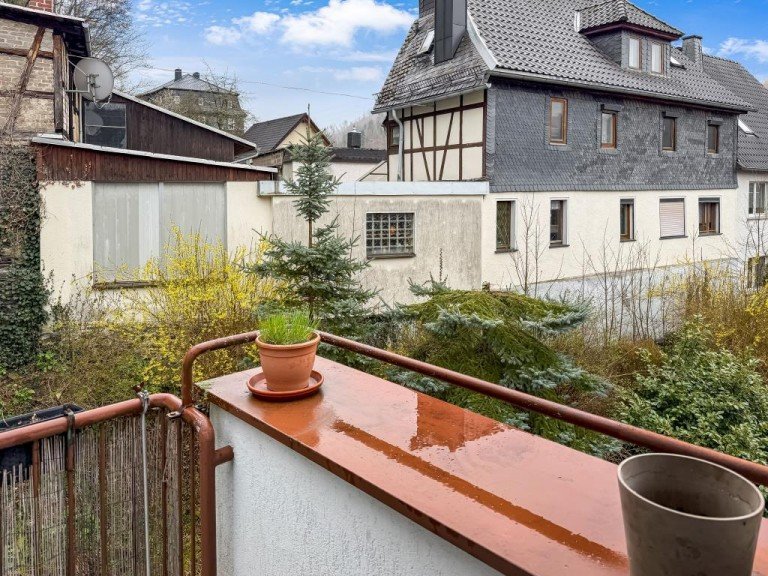 Blick vom Balkon Leutenberg Wohnung Kapitalanlage mit Burgbergblick (A1757)