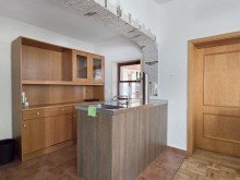 Theke (A1550) Vielseitiges Kulturhaus mit Veranstaltungssaal und Ferienwohnungen in Kleingeschwenda