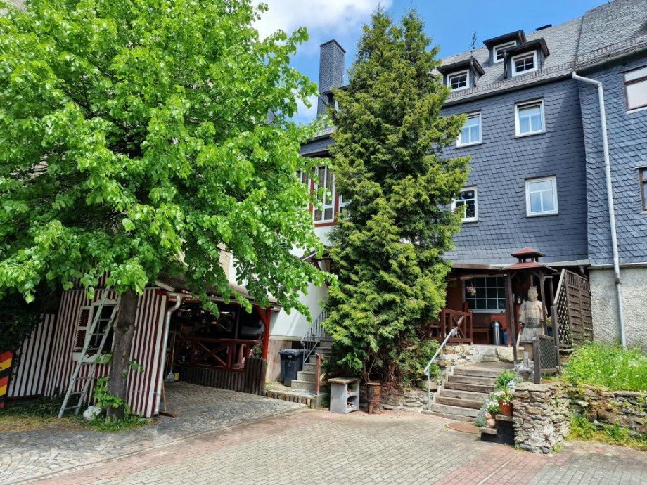 R�ckansicht inkl. Parkpl�tze Mehrfamilienhaus Bad Lobenstein