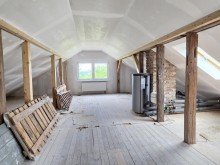 Dachboden (A1550) Vielseitiges Kulturhaus mit Veranstaltungssaal und Ferienwohnungen in Kleingeschwenda