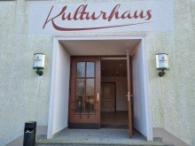 Eingang (A1550) Vielseitiges Kulturhaus mit Veranstaltungssaal und Ferienwohnungen in Kleingeschwenda