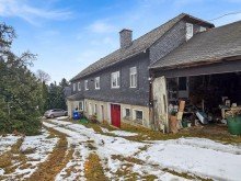 Grundst�ckseinfahrt Bauernhaus mit Nebengelass und weitl�ufigem Grundst�ck (A1663)