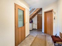 Bild (d3e6869c77f4bb17793bae3c5ec71d39): Einfamilienhaus mit liebevoll angelegtem Garten und Balkon (A1740)