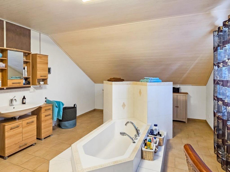 Badezimmer DG Einfamilienhaus Rehau